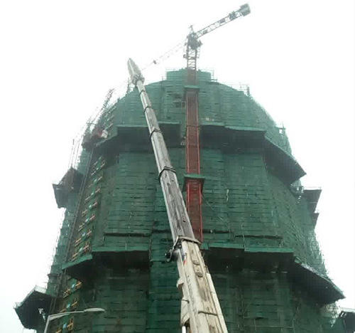 巴音郭楞吊车在工地上作业